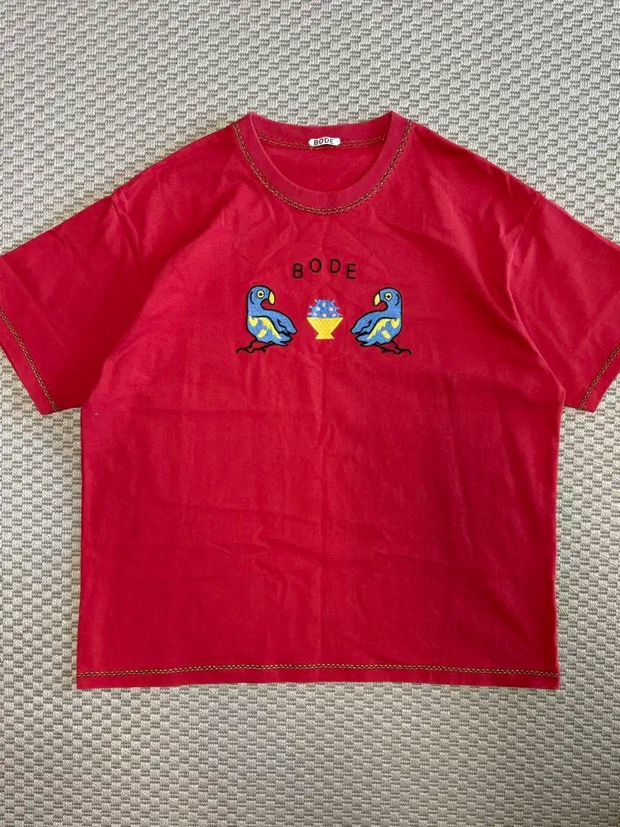 【BODE】ツイン・パラキート プリント コットンTシャツ レッド Twin Parakeet embroidered cotton T-shirt in red - Bode