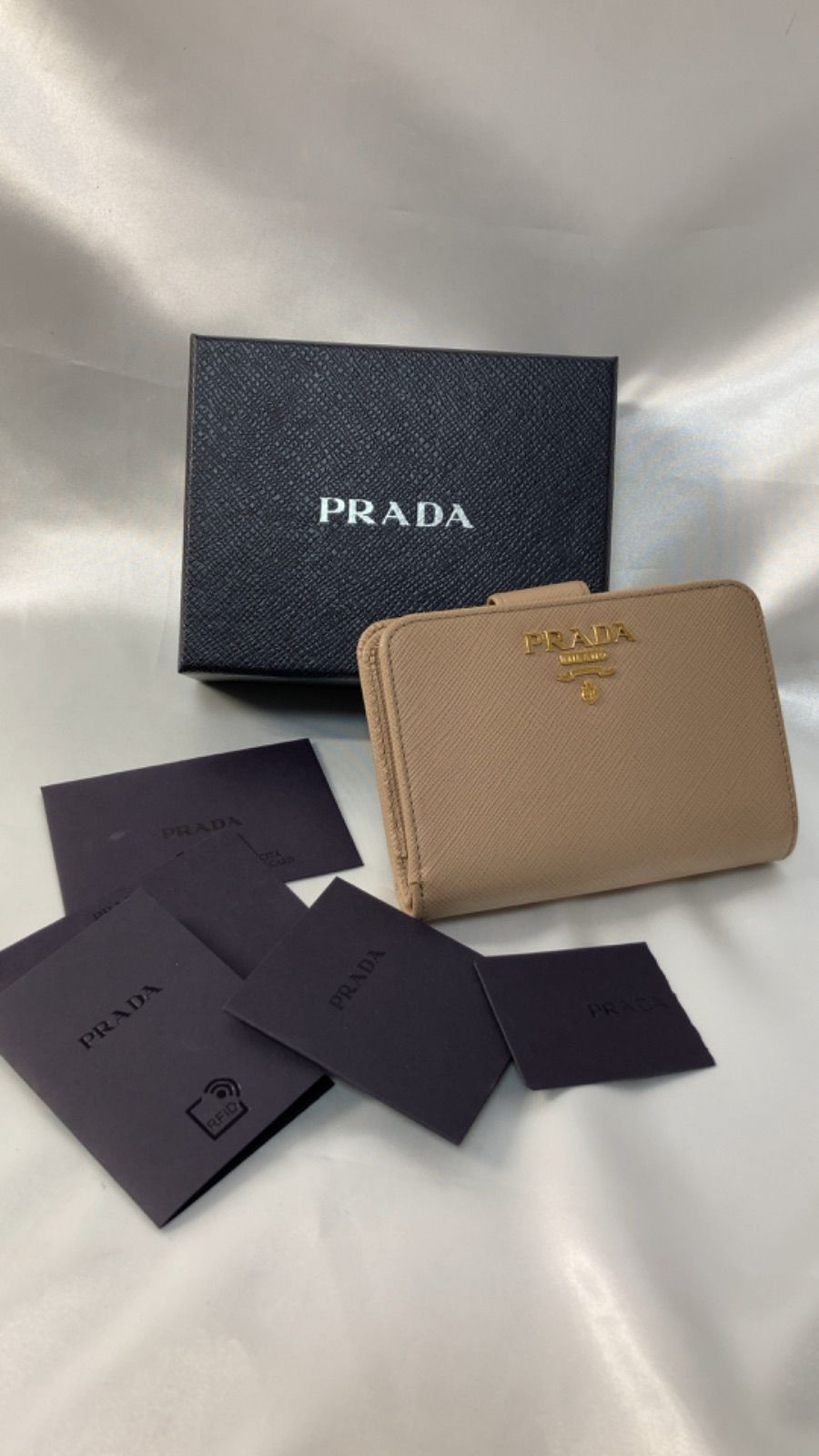 極美品> PRADA プラダ 二つ折り財布 - メルカリ