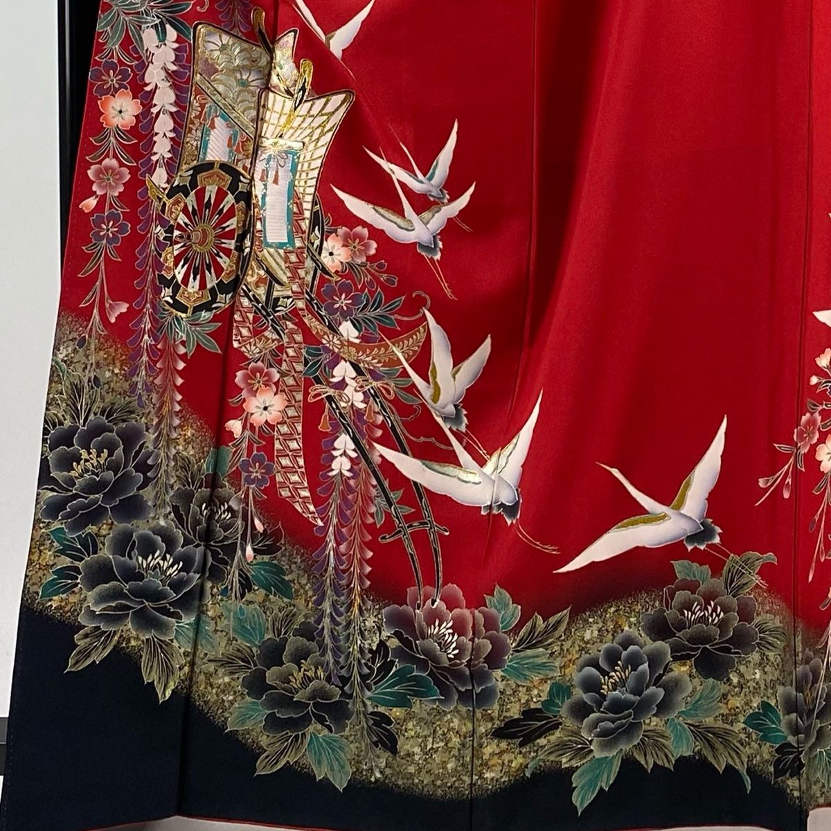 振袖 身長152-167cm 赤×白　正絹 正絹振袖レンタル】 80017 ノーブルホワイト赤黒絞り金駒