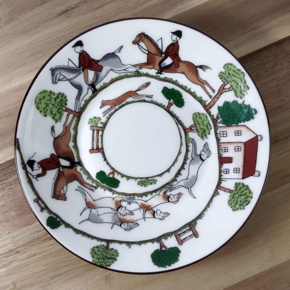 新品黒壺ウェッジウッド ハンティングシーン ティーカップ＆ソーサー＆ケーキ皿ペア 廃番品/美品】 黒壺 ウェッジウッド ハンティングシーン カップ