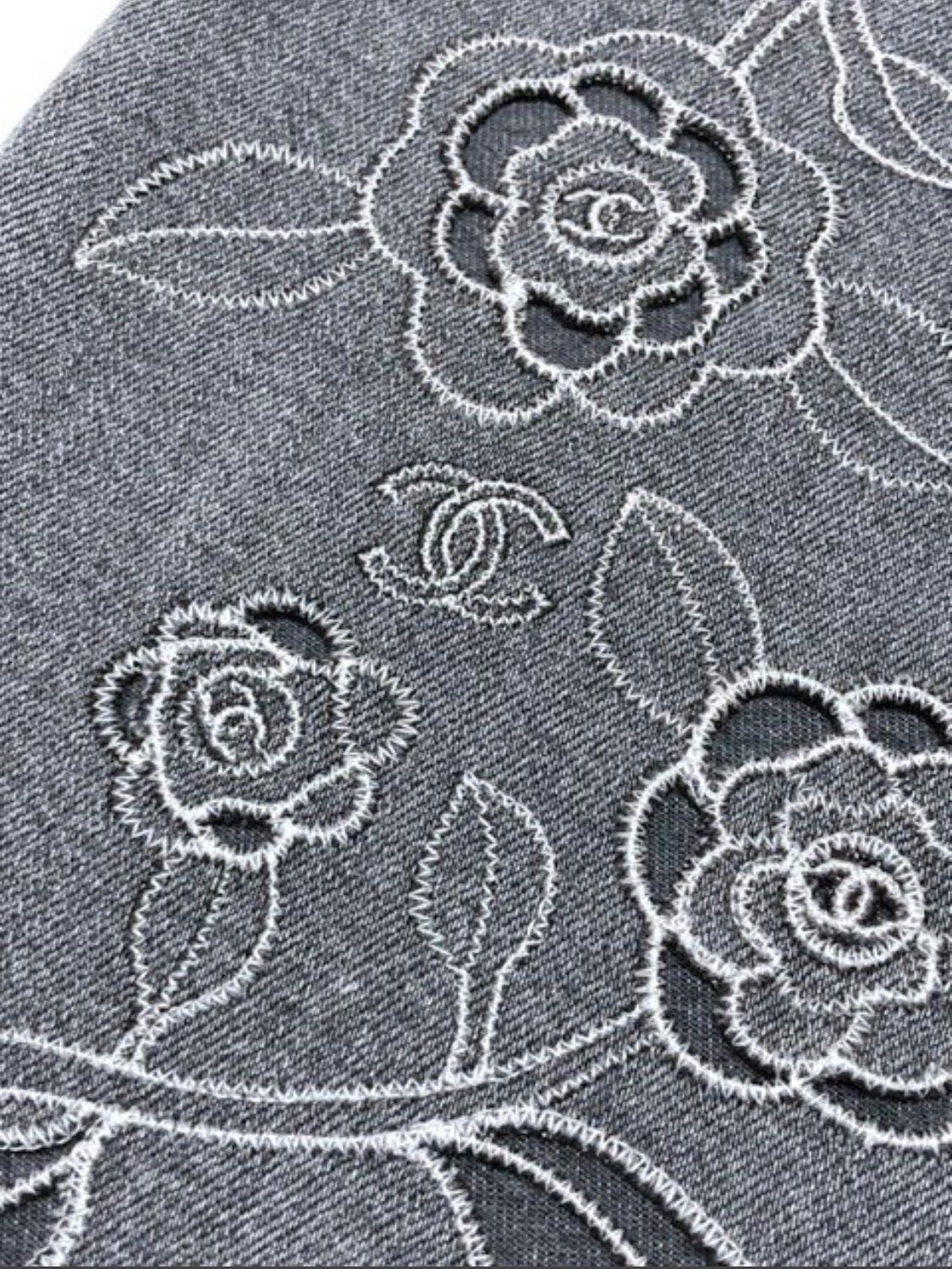 CHANEL カメリア 刺繍 フレア デニム パンツ ココマーク ボタン 38 CHANEL カメリア 刺繍 フレア デニム パンツ ココマーク ボタン