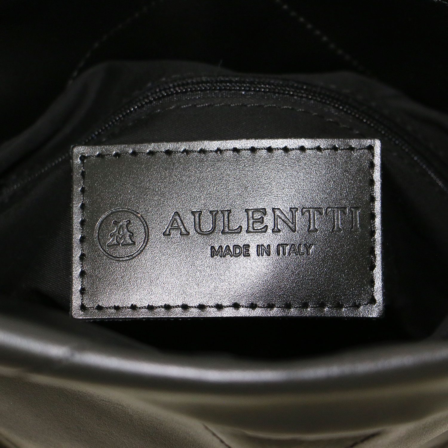 美品　AULENTTI　オウレンティ　キルティング　黒　ボディーバッグ U10 セール】【AULENTTI/オウレンティ】キルティングボディバッグ