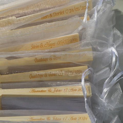 24 70 個パーソナライズされた彫刻ホワイト折りたたみエレガントなシルクハンドファンギフトバッグ付き結婚式 - パーティー 0 DECORATOM_COM_BR