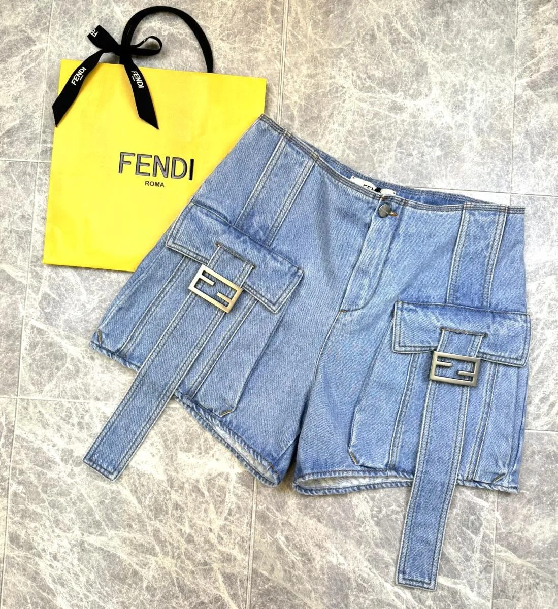 希少✨FENDI フェンディ ズッカ柄シルバーベルト ショートパンツ 紺
