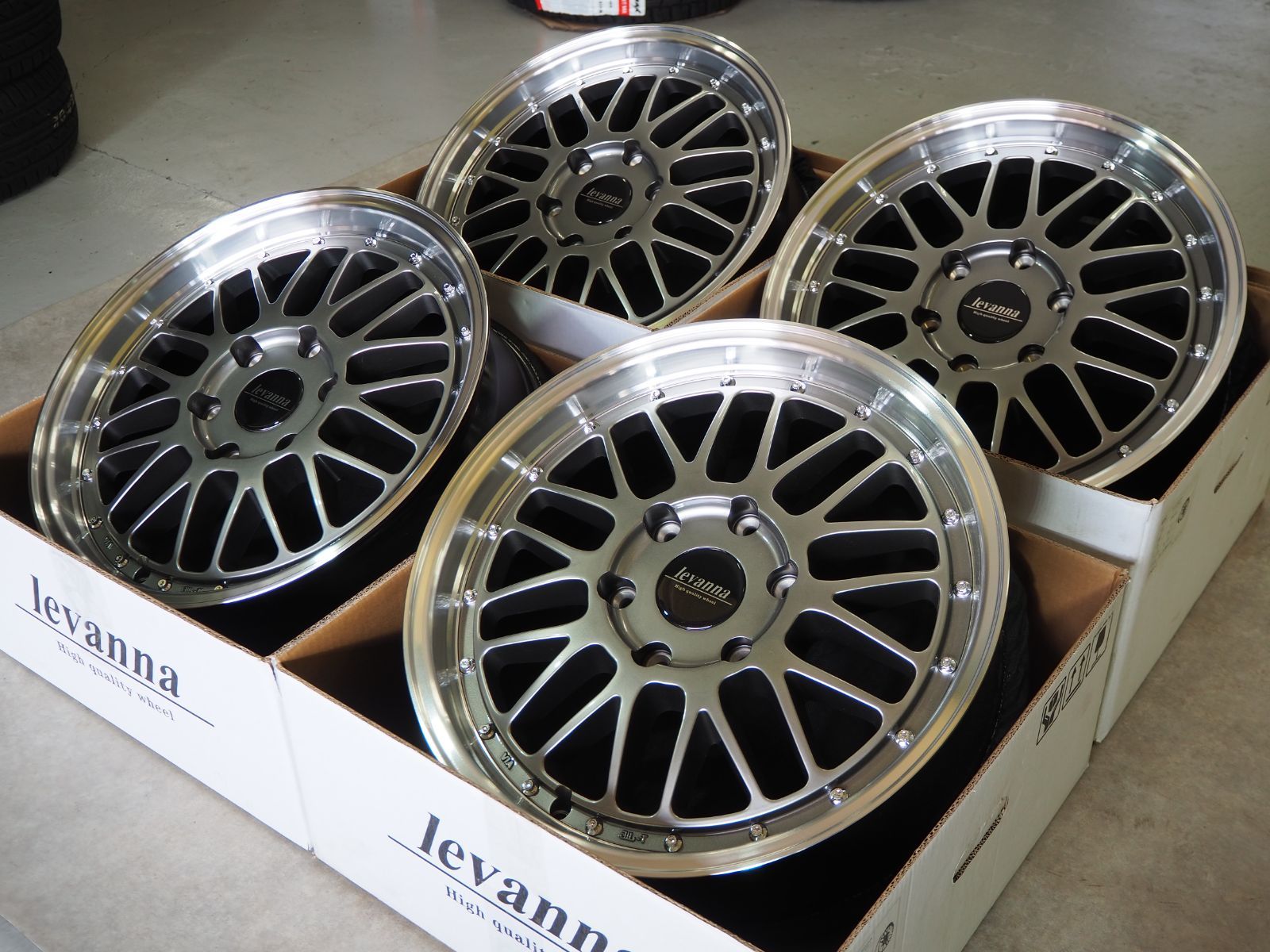 深リム メッシュ ハイパーブラック levanna V10LTH 18inch 7.0J 6-139.7+38 ハイエース レジアス専用ホイール  メッキナット付 - メルカリ