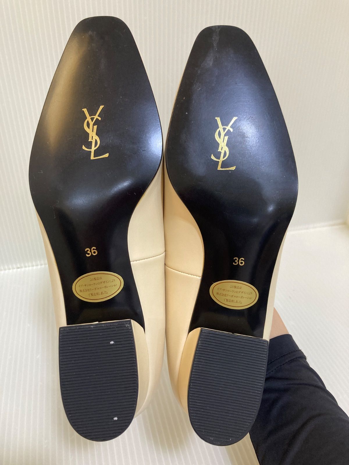 YVESSAINTLAURENT イヴ・サンローラン ロゴプレート パンプス