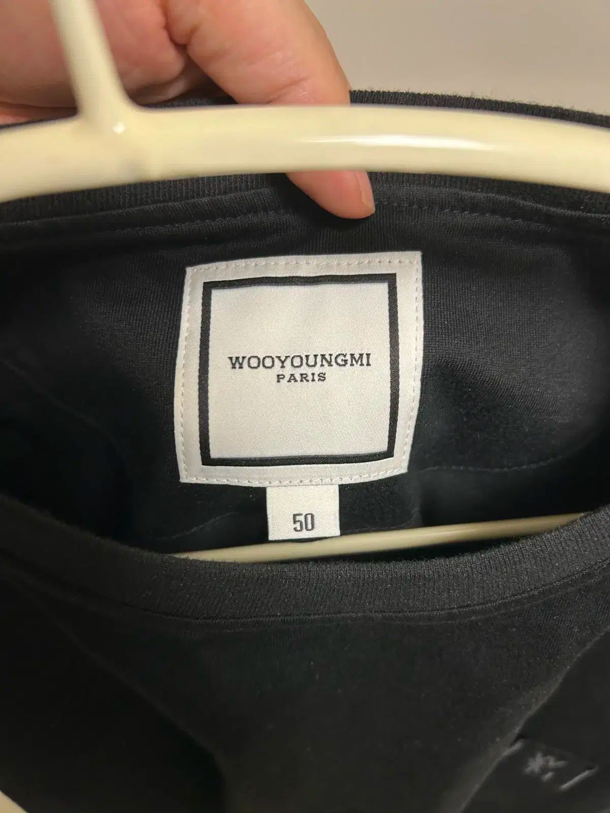 WOOYOUNGMI ウーヨンミ 25SS フラワー バック ロゴ T シャツ 25SS WOOYOUNGMI(ウーヨンミ) フラワー バックロゴ 黒 Tシャツ