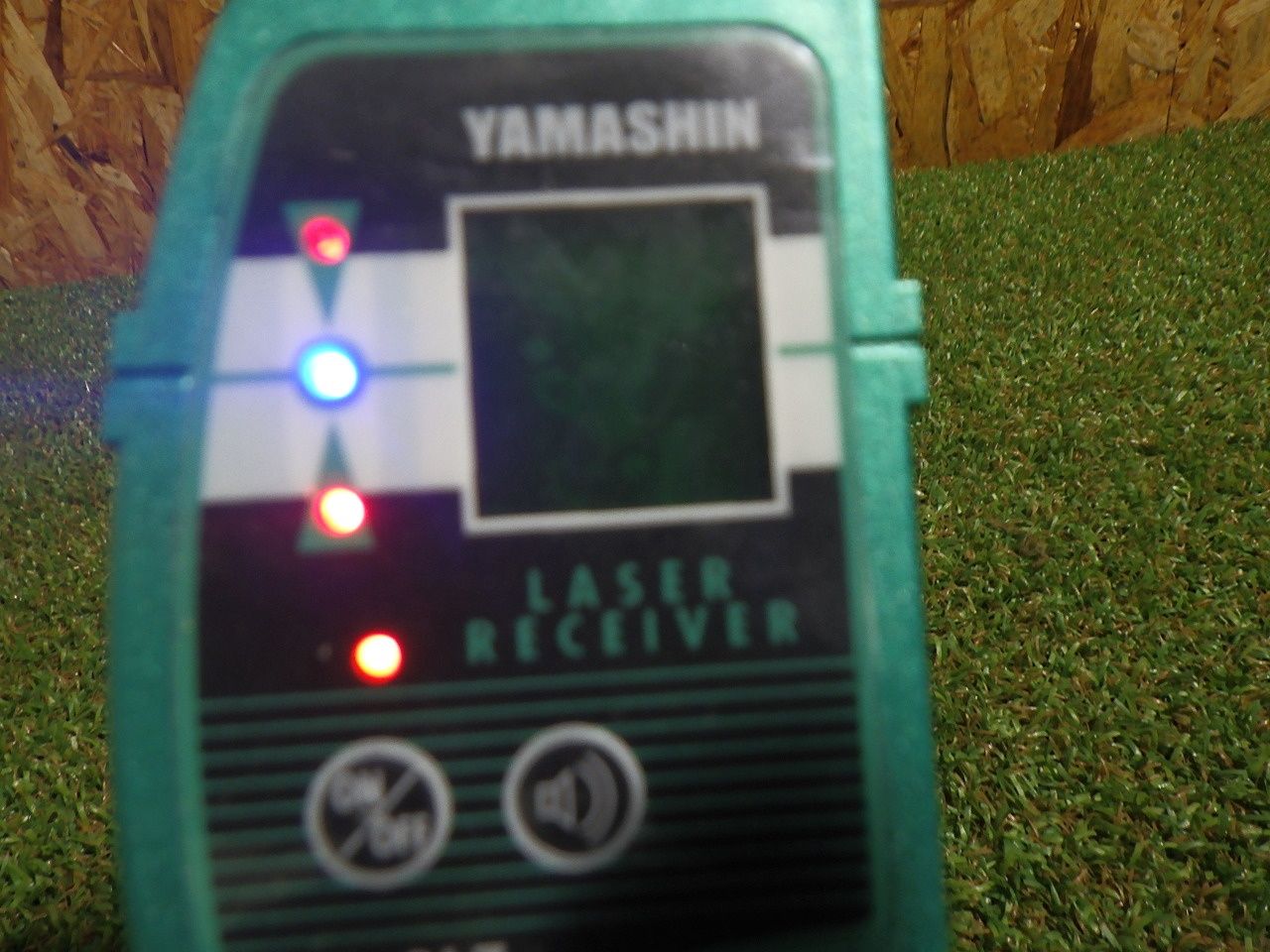 水平 垂直の基準線を 山真製鋸 YAMASHIN グリーンレーザー墨出し器 GLZ-4 品 HRDEVELOPMENT_JP