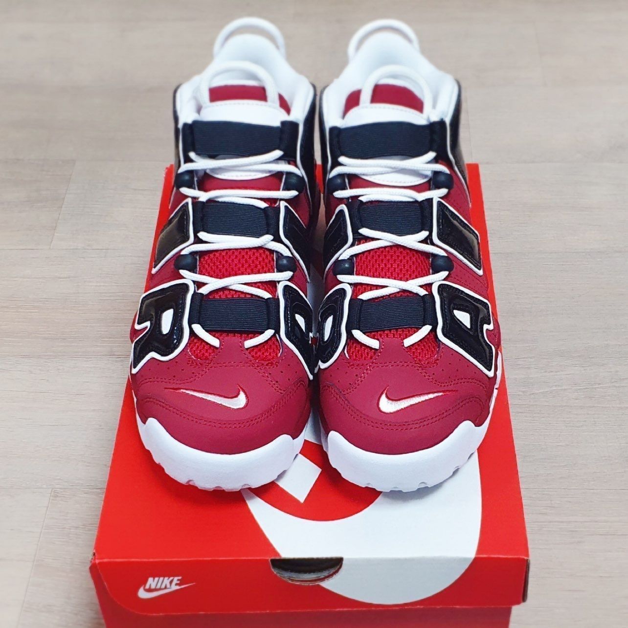 ナイキ エアモアアップテンポ '96 ブラック アンド バーシティレッド (2021)Nike Air More Uptempo '96 Black  and Varsity Red (2021) - メルカリ