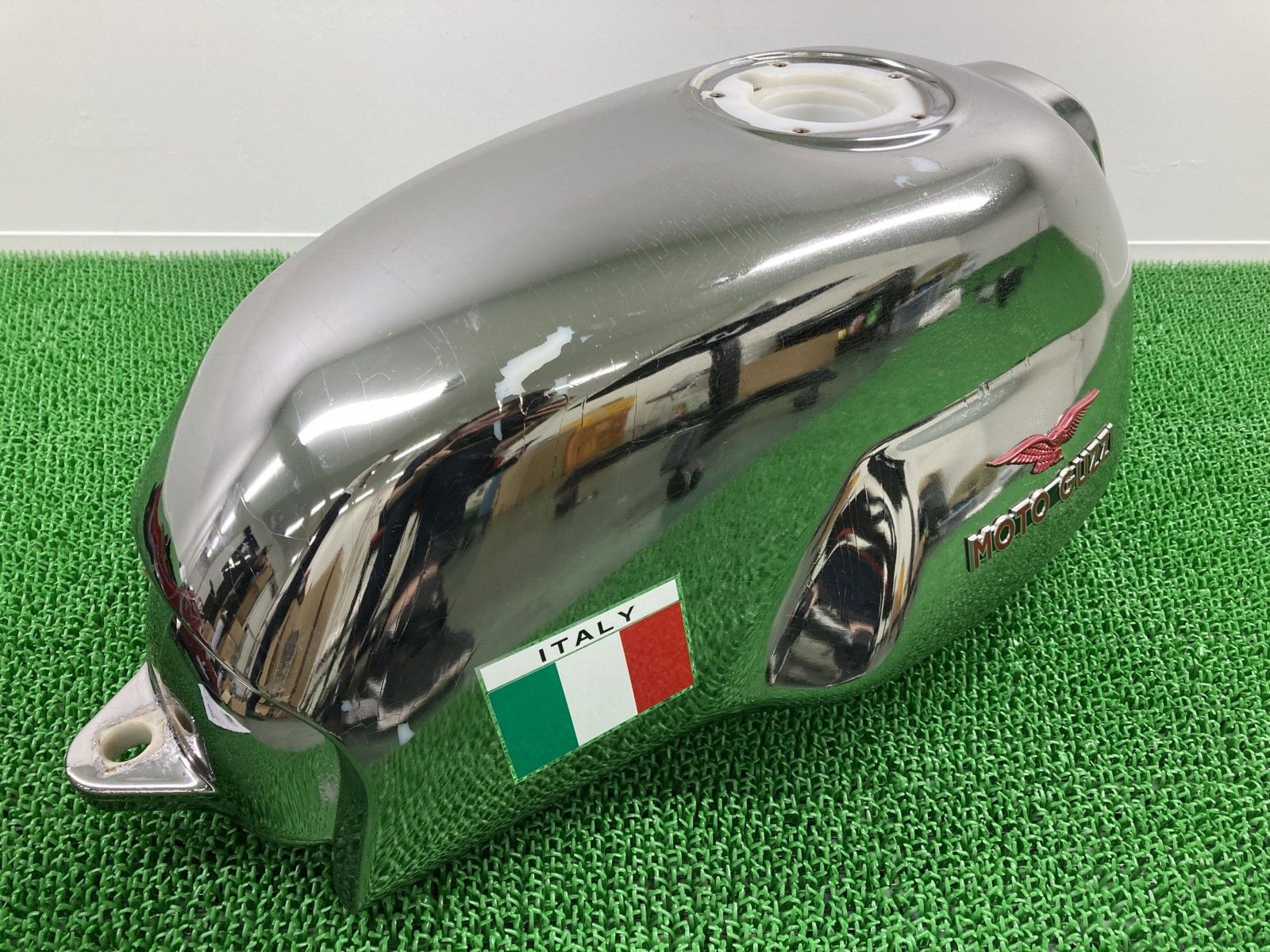 V7レーサー タンク 978928 モトグッチ 純正 中古 バイク 部品 MOTOGUZZI アチェルビス製 パッキン付 11年外し 車検 Genuine 94 V7レーサー タンク 978928 モトグッチ 純正 バイク 部品 MOTOGUZZI