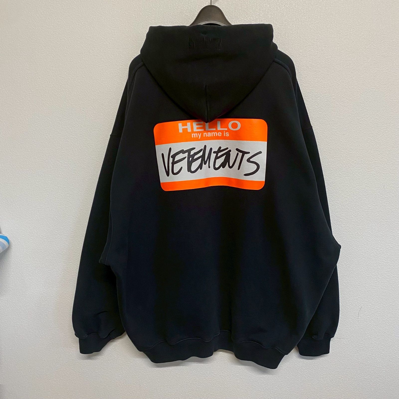 VETEMENTS ヴェトモン Hello My Name is プリント 黒 ブラック 