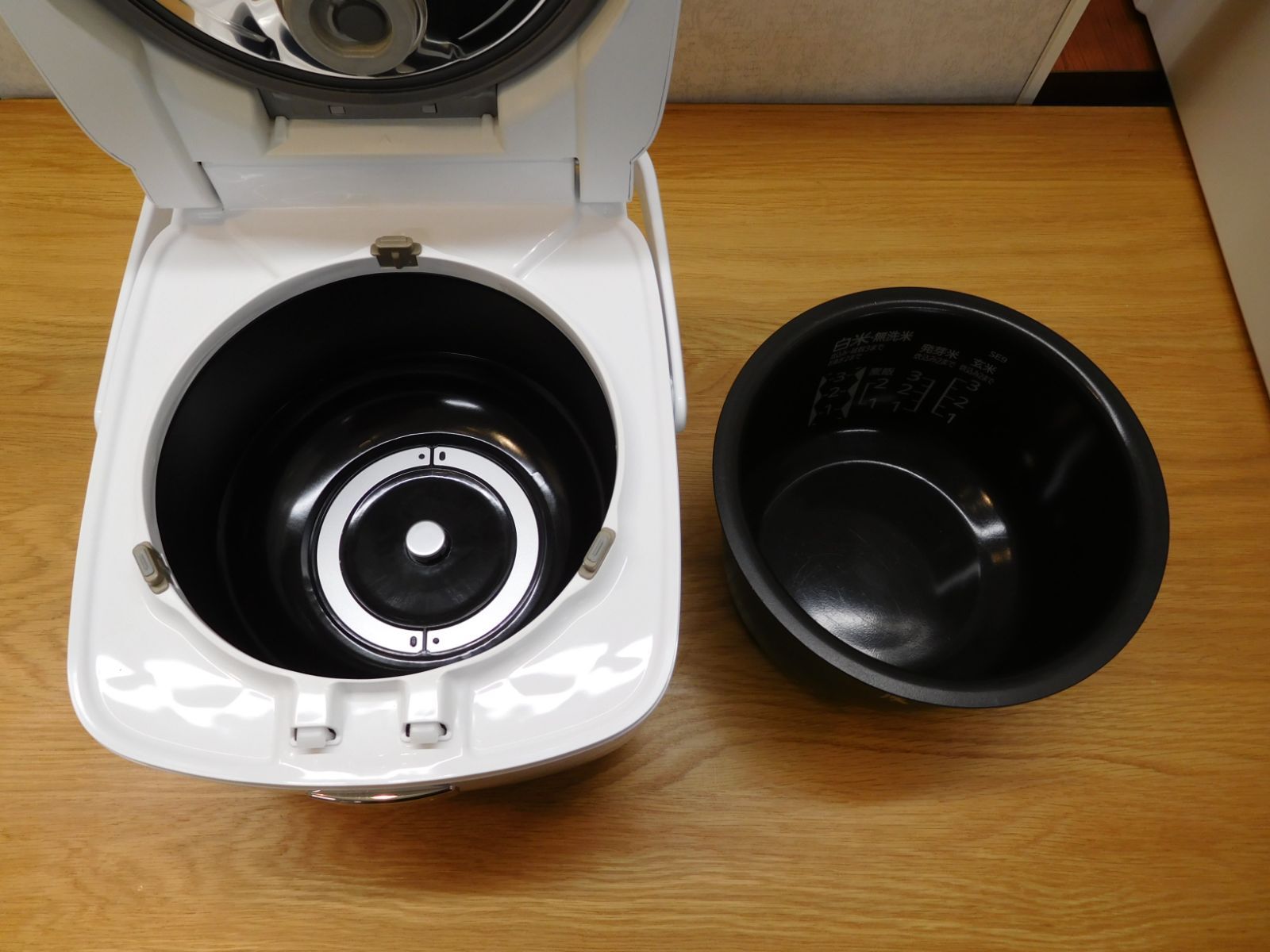 三菱 IHジャー炊飯器 炭炊釜 NJ-SEB06-W 3合炊き 2020年製【M0609 