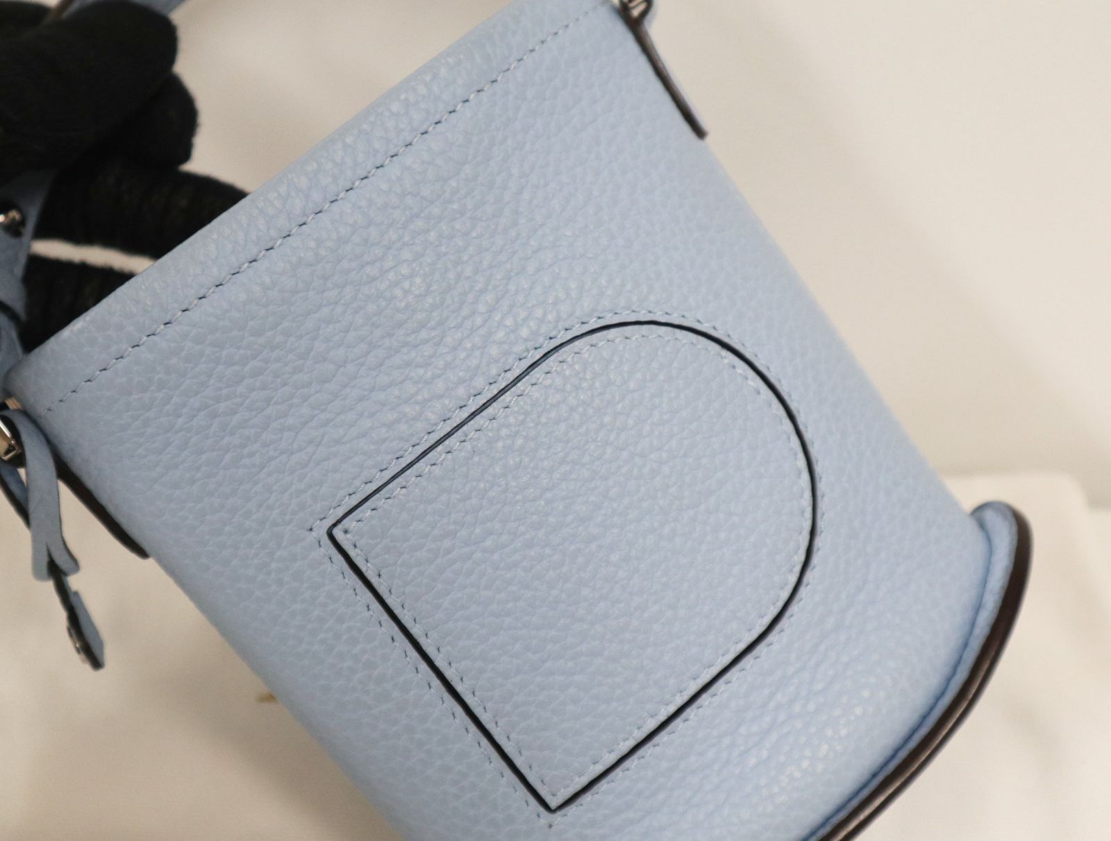 極美品　delvaux  pin toy パントイ　アズール　デルヴォー DELVAUX(デルヴォー) 春らしいカラフルな新作バッグや「うさぎモチーフ