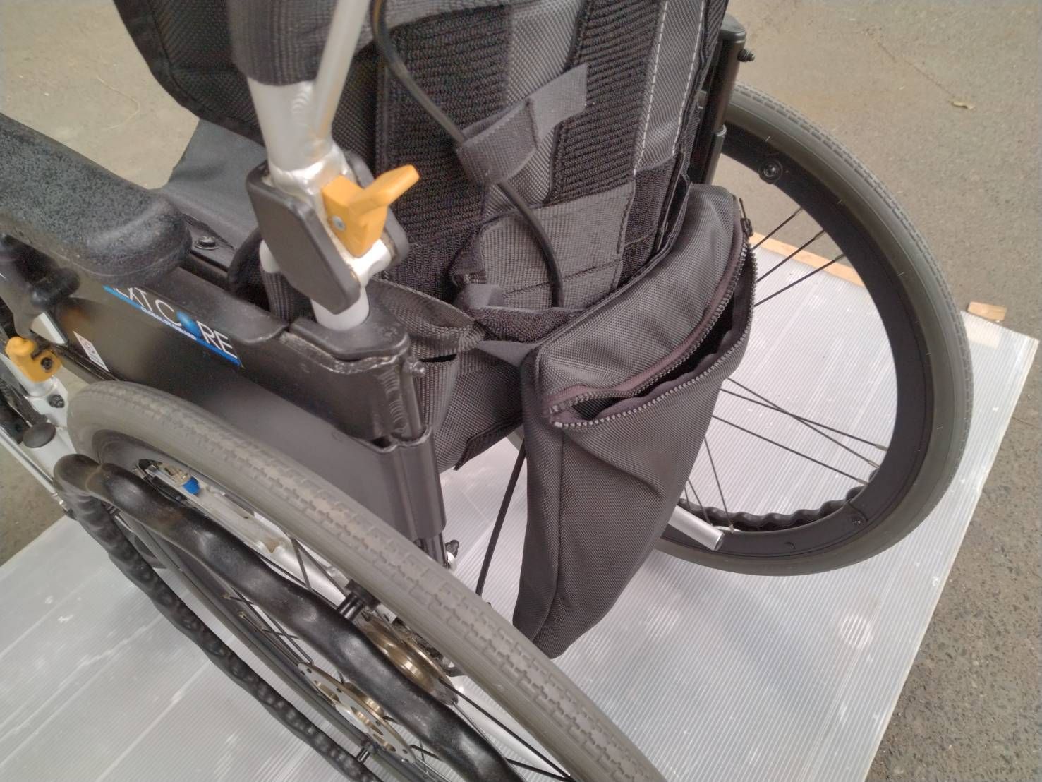 アジャスト 自走式車いす
