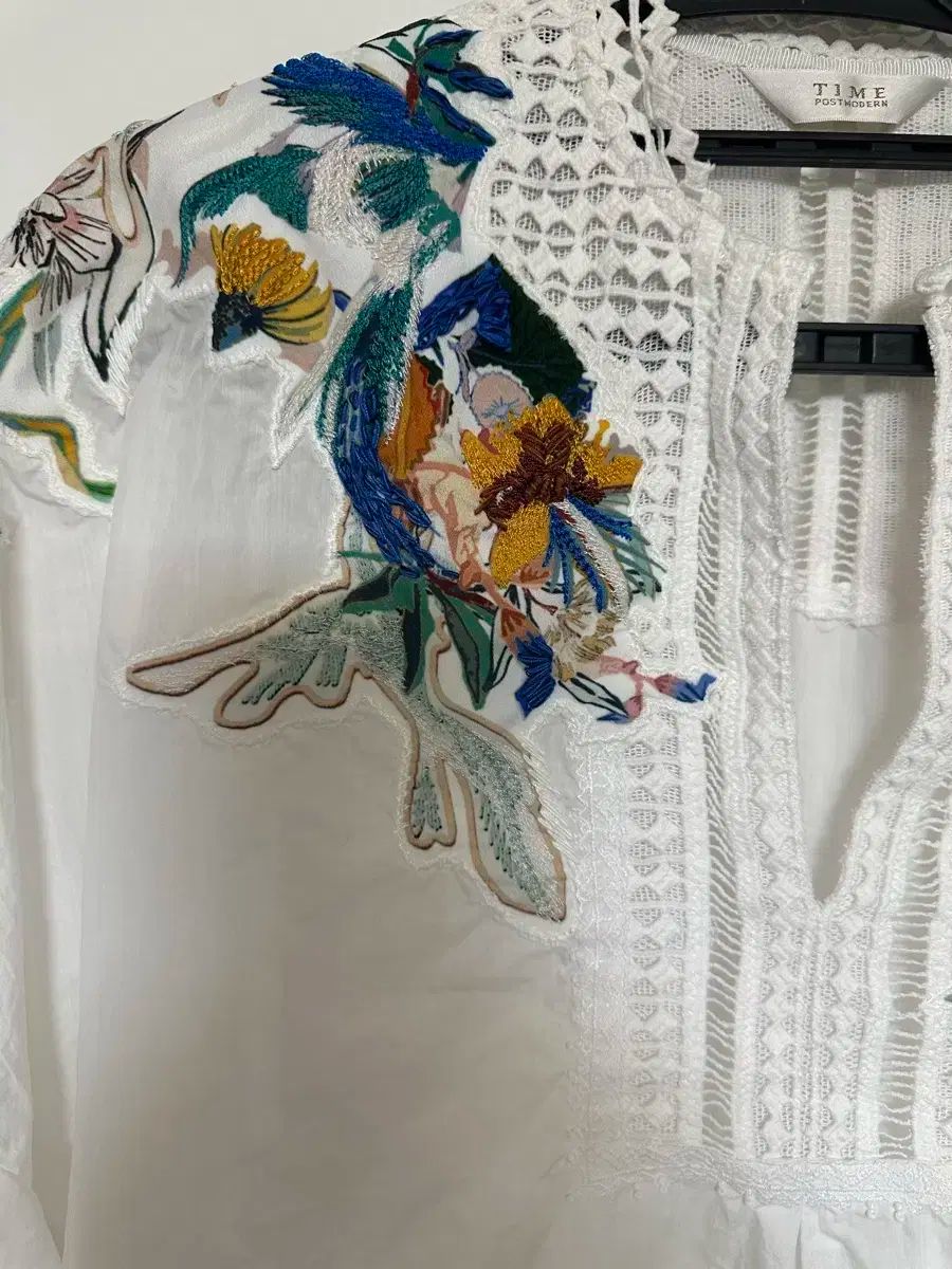 ハンソムタイム刺繍ブラウス