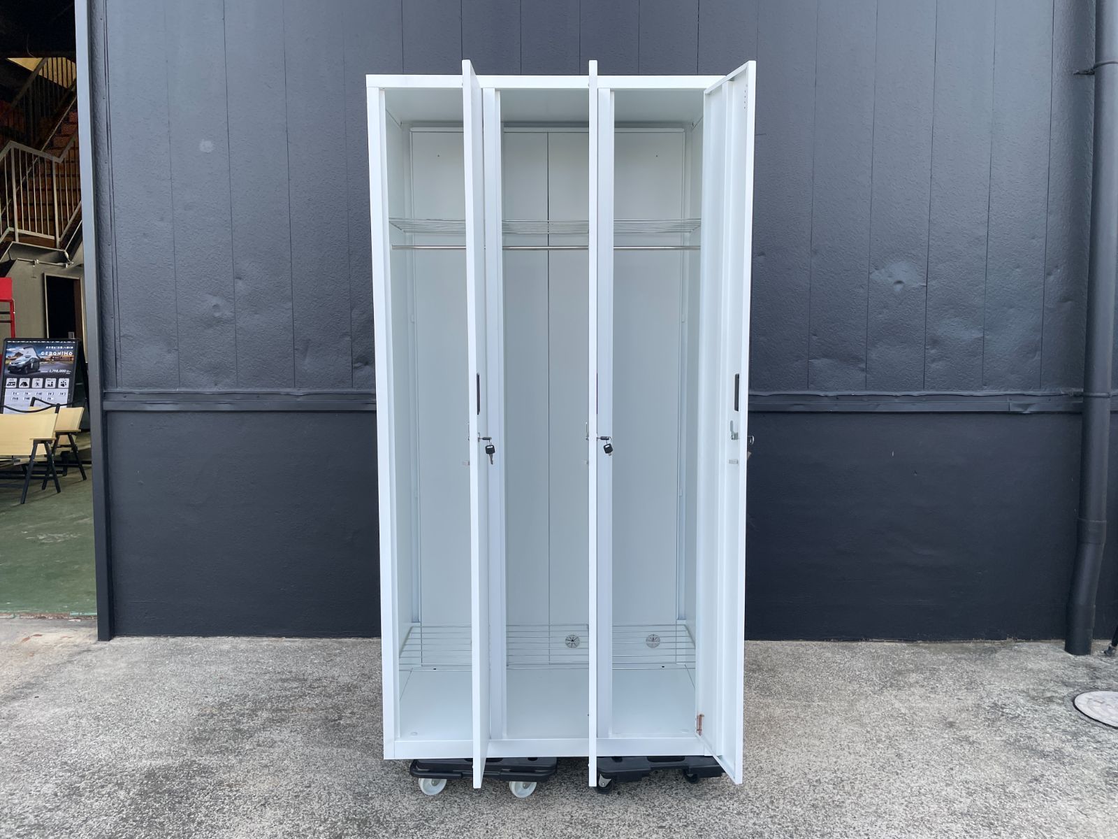 直接引取り可 スマイル 更衣室ロッカー OAスチールロッカー 3連3人用 シリンダー錠 ホワイト 幅900×奥行515×高さ1790mm 1台 3梱包 各扉鍵 カギ 付き