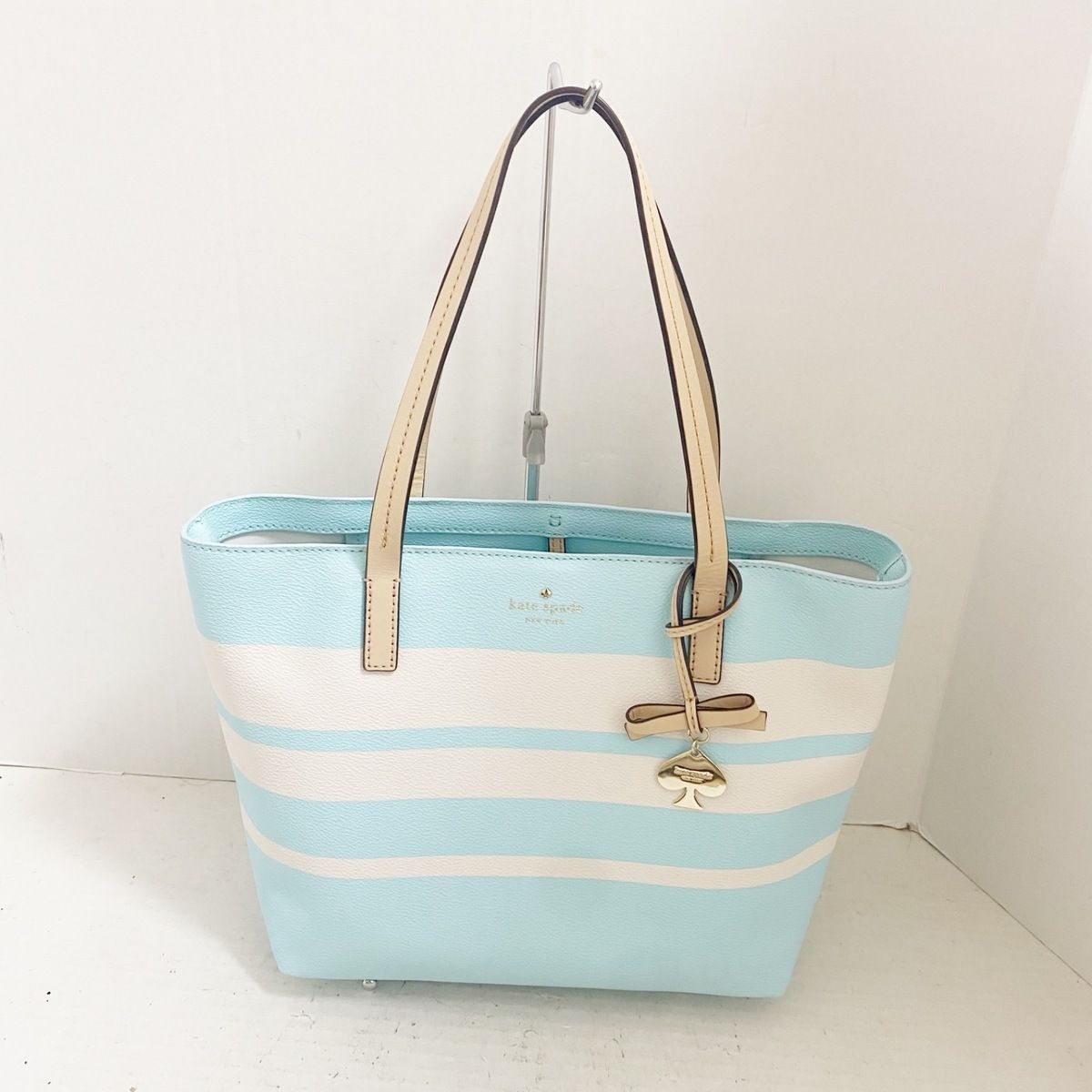 Kate spade(ケイトスペード) トートバッグ美品 - PXRU5754 ライトブルー×ベージュ ボーダー レザー