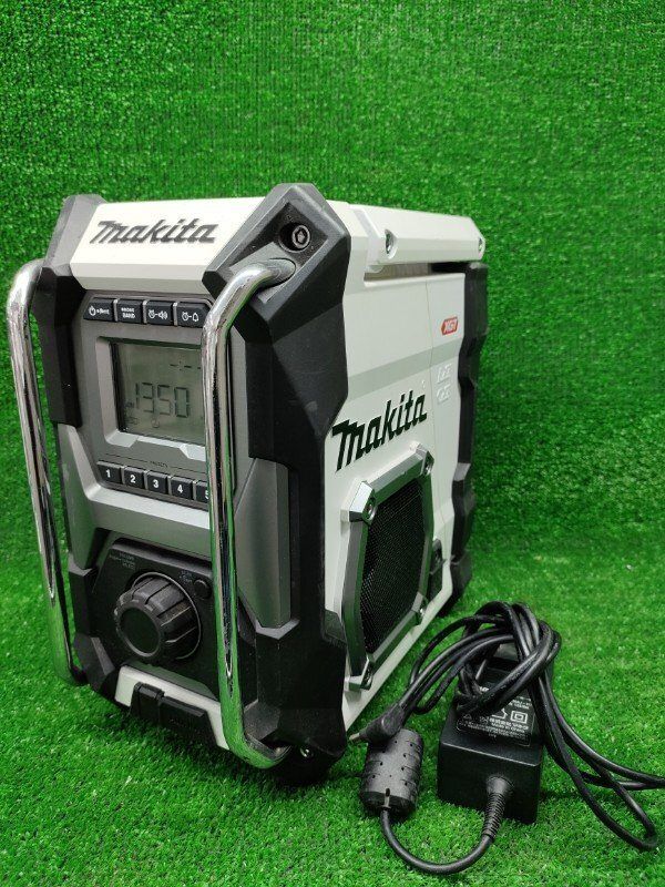 ◎マキタ Makita 充電式ラジオ 白 40Vmax 本体のみ ACアダプタ付 MR001GZW 動作 済みです