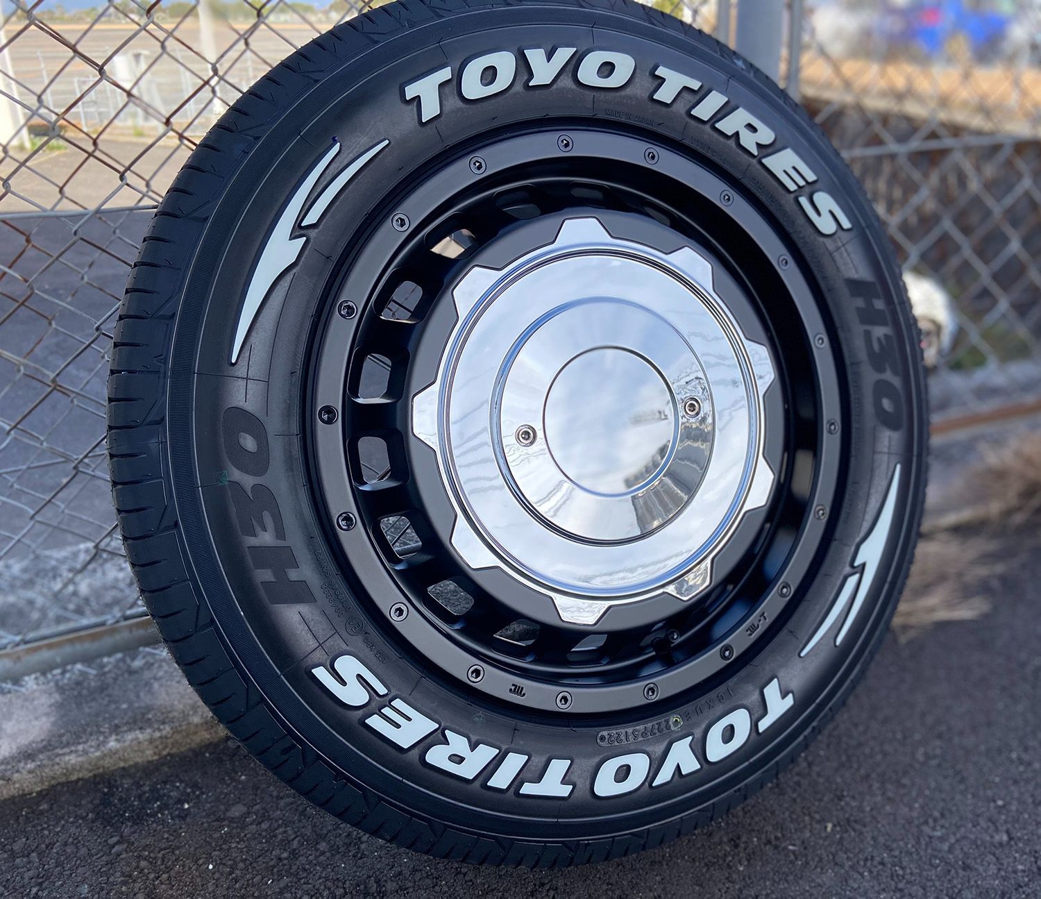 215/65R16 フォレスターSH 純正タイヤサイズ ホワイトレター TOYO H30 