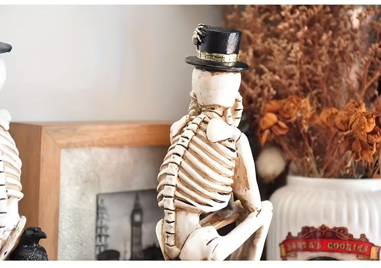 ハロウィン装飾 置物 ハロウィングッズ インテリア オーナメント 室内 屋内 リビング ダイニング 装飾 飾り お墓とかぼちゃの上に座っているガイコツ スカル ホラー ユニーク おしゃれ イベント 樹脂 ギフト プレゼント NEXPOTALLINN_EU