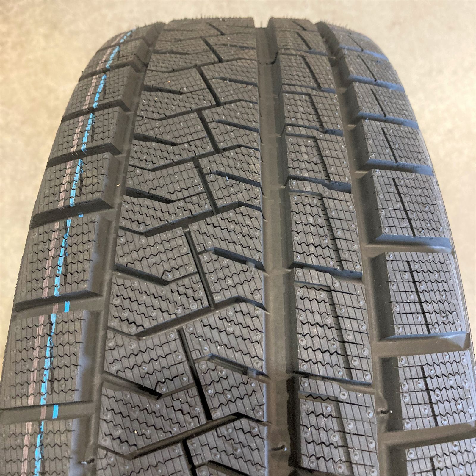 未使用品 ピレリスタッドレスタイヤ 195/55r16 87H 4本セット　格安売り切り！L23 : PIRELLI(ピレリ) スタッドレス 195&frasl;55R16 WINTER ICE