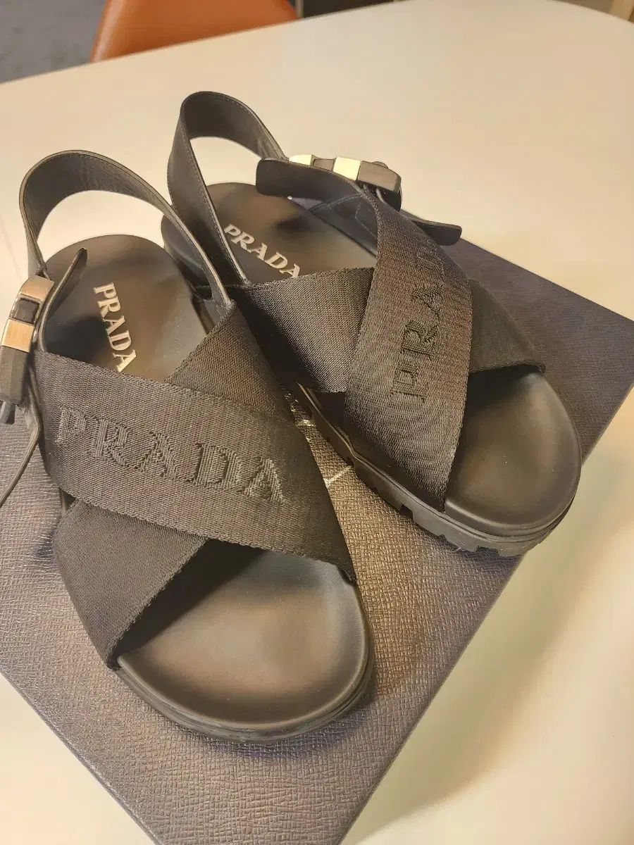 PRADA クロスバンドサンダル ブラック 7 プラダメンズサンダル Prada