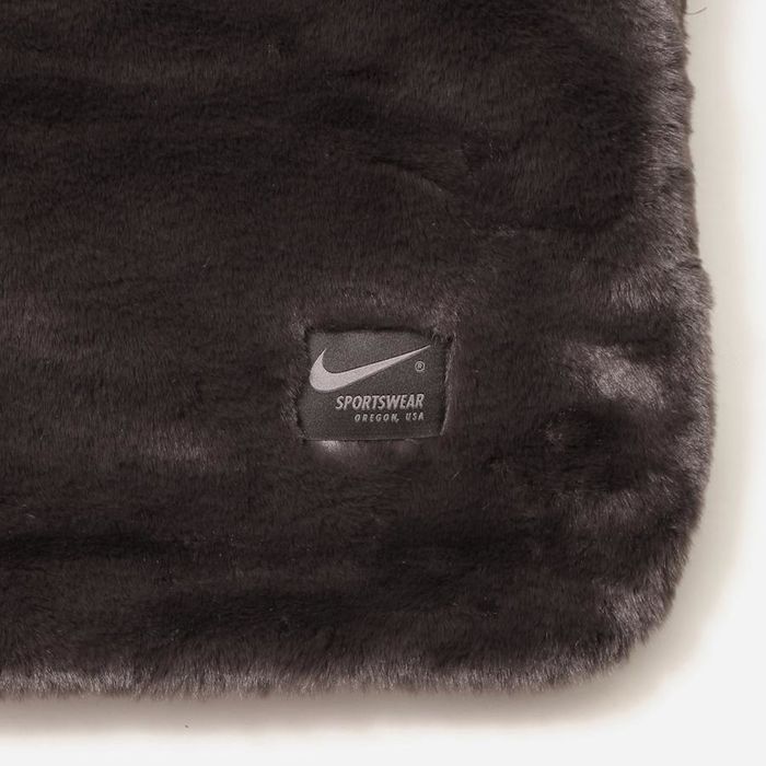 NIKE NSW フェイクファー ブランケット スウォッシュ ブラウン NIKE NSW フェイクファー ブランケット スウォッシュ ブラウン