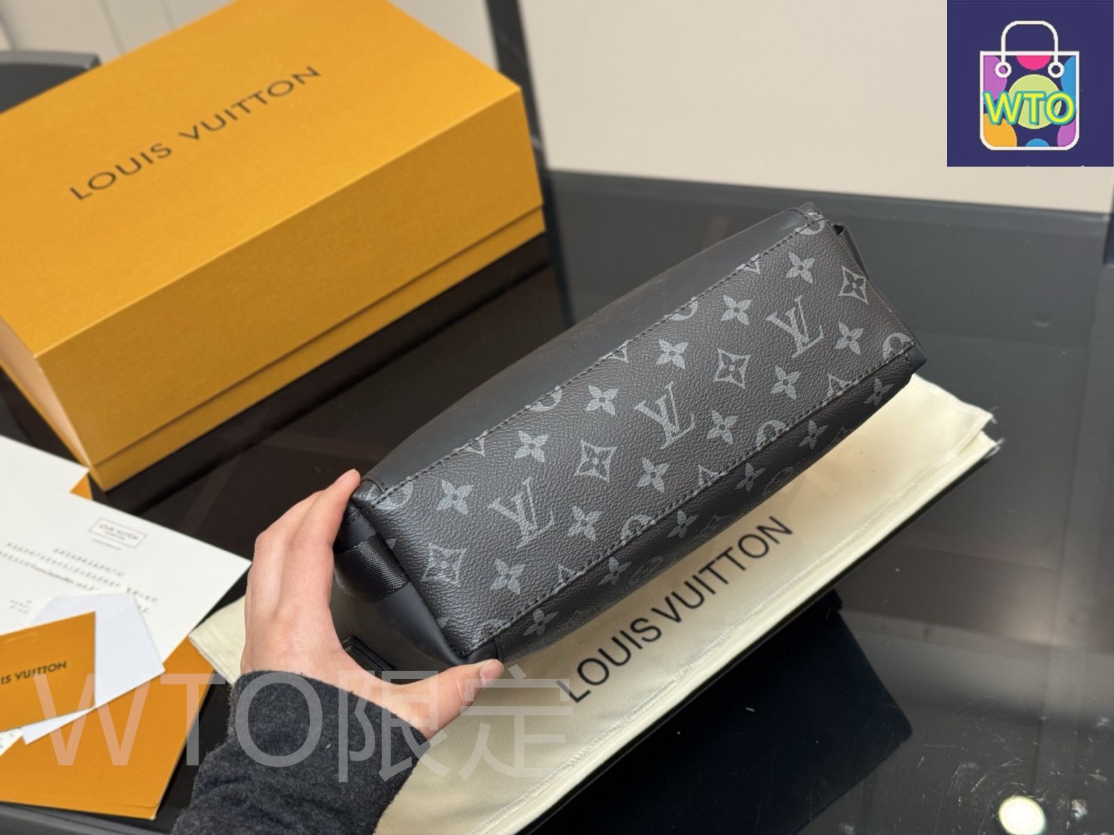 今日特価】Louis Vuitton Men's Voyager Messenger Bag・ルイ