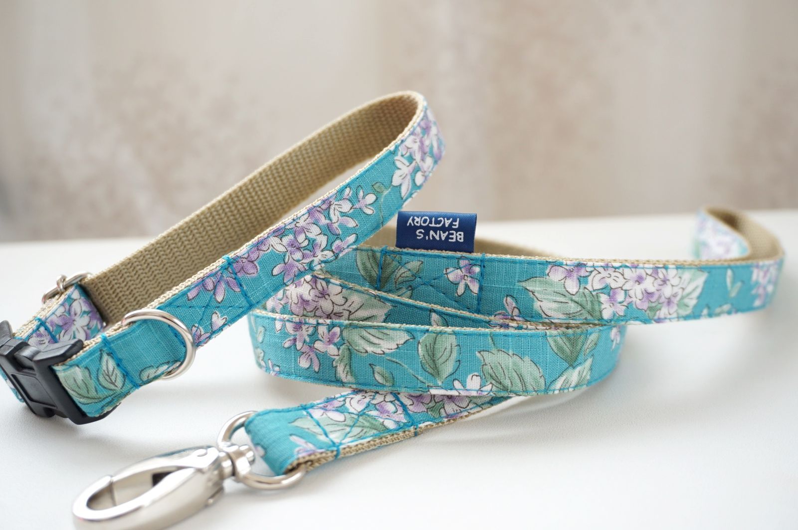 【送無・新品】犬用首輪＆リード　１５mm幅　ライラック（グレー）　花柄　人気 犬 首輪 花柄の通販