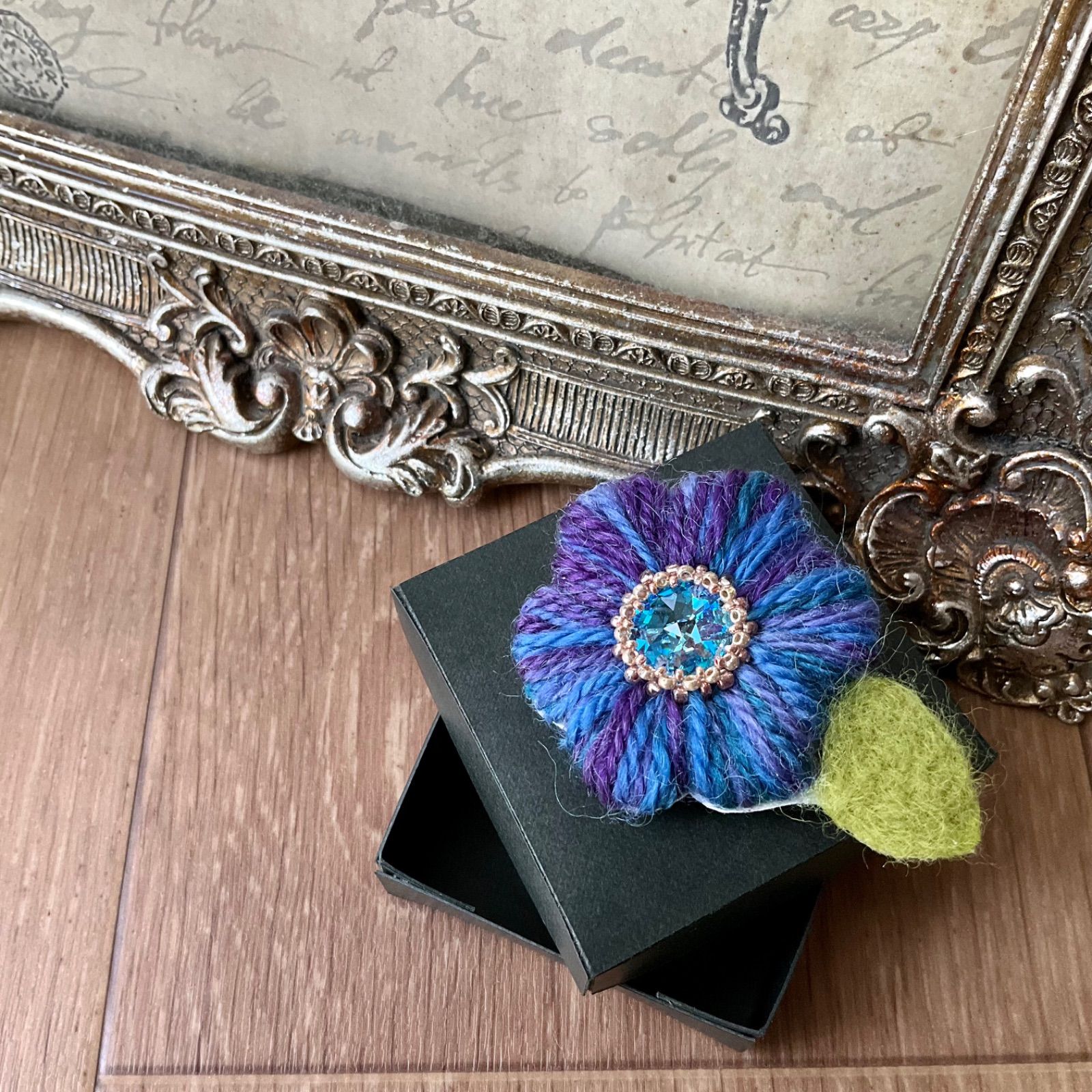 ふっくらお花の毛糸刺繍ブローチ 青 ベリーカラー - メルカリ