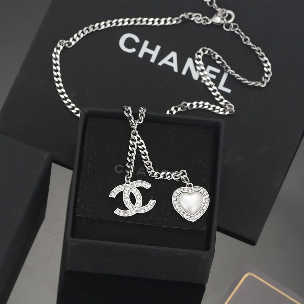 新品未使用】CHANEL(シャネル) ハート形パールペンダントとCCロゴ シルバーネックレス - メルカリ