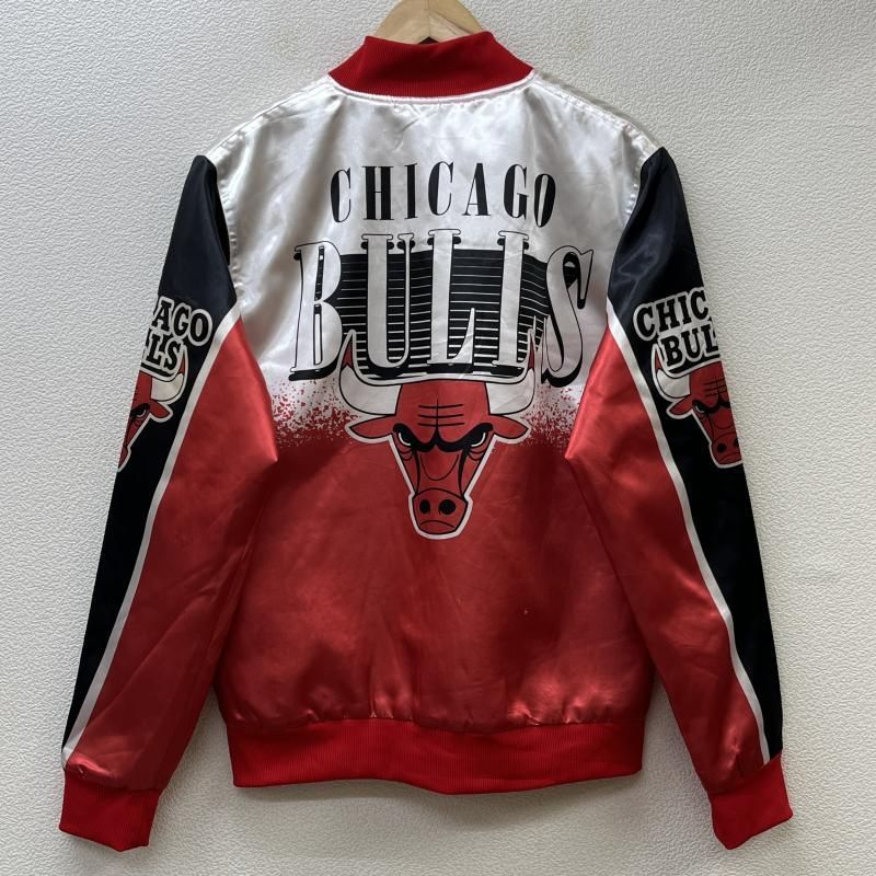 NBA エヌビーエー ジャケット、上着 ジャンパー、ブルゾン CHICAGO BULLS シカゴ ブルズ ロゴ プリント 中綿 ナイロン スタジャン