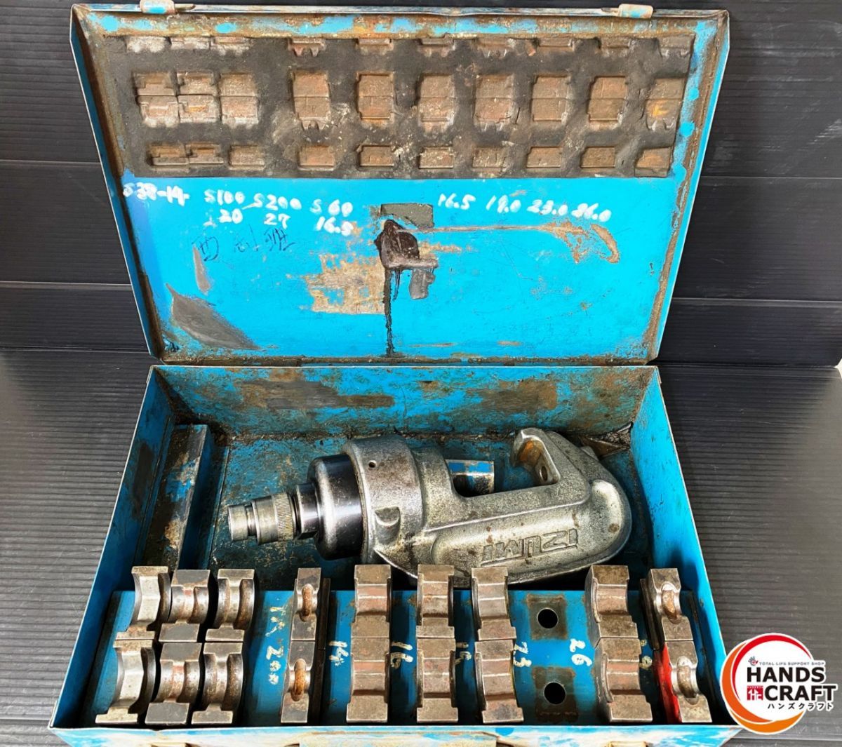 現状品 イズミ 型番不明 油圧ヘッダー ダイス １８コ 付き