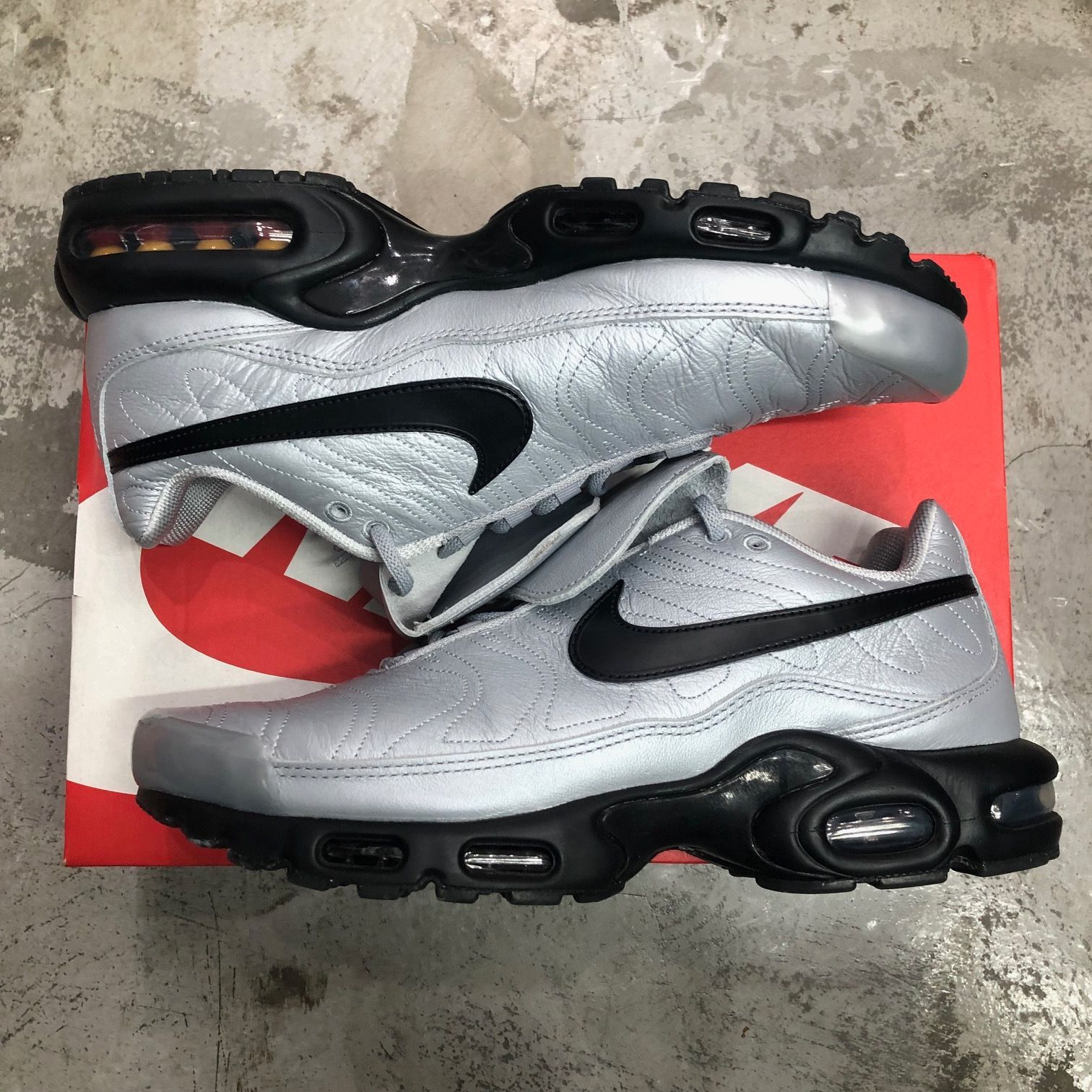 国内正規 Nike Air Max Plus Tiempo Wolf Grey and Black HM6850-001 