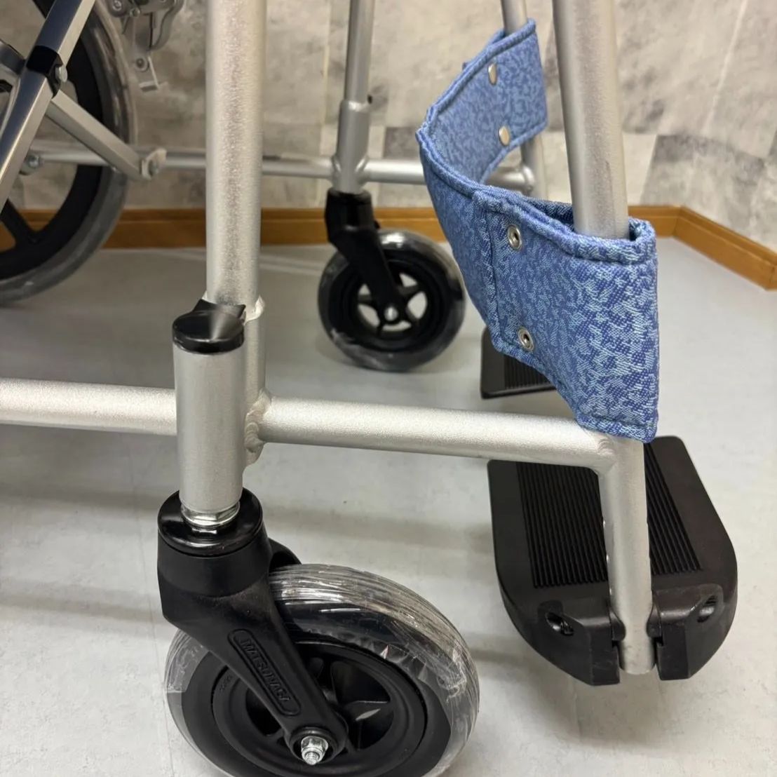 ECO-301 松永製作所 アルミ製介助式車椅子 スタンダードタイプ MATSUNAGA 介助 中古 介護用品　ノーパンクタイヤ ECO-301 松永製作所 アルミ製介助式車椅子 スタンダードタイプ