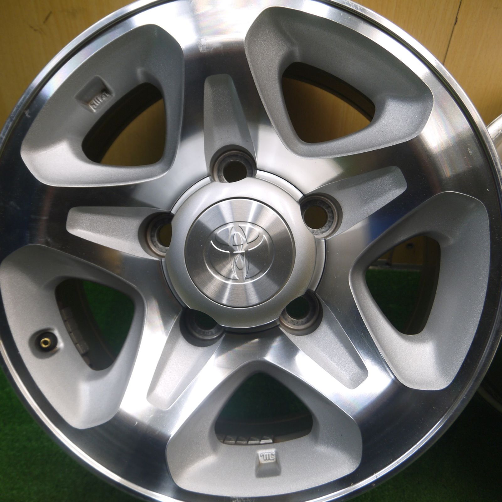 4本 復刻 再販 70 ランクル 純正 16インチ アルミ スタッドレス ブリヂストン ブリザック DM-V1 265/70R16 GRJ76K バン ランドクルーザー ランドクルーザー70 純正 タイヤ ホイール 再再販ランクル70 純正