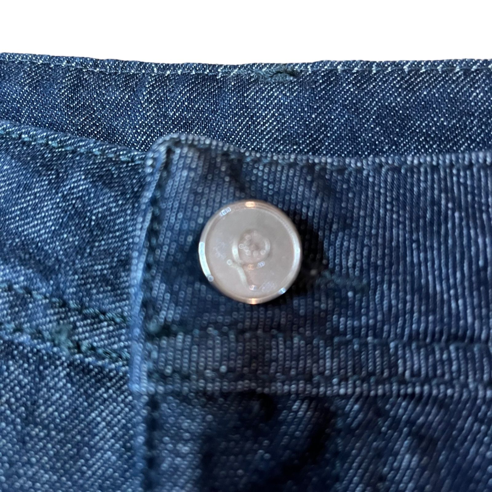 新品未使用90%オフMcQ(alexander mcqueen) デニムパンツ ロゴ刺繍