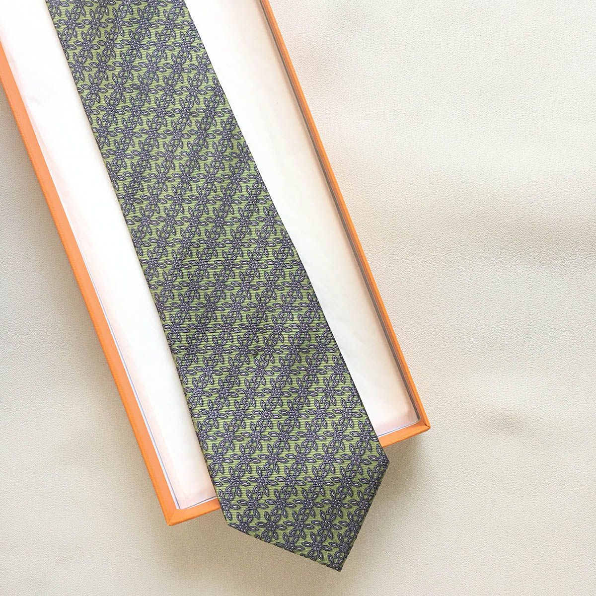 未使用級 エルメス HERMES ネクタイ シルク100% フランス製 グリーン 美品 エルメス HERMES ネクタイ シルク100% フランス製 グリーン