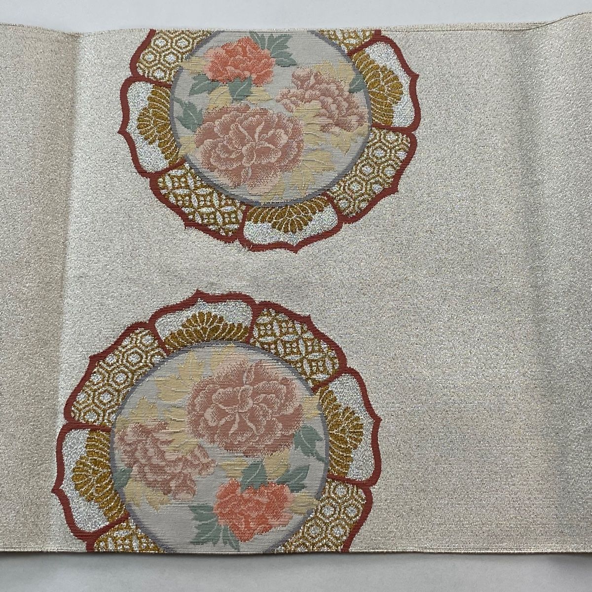 新品 未使用 正絹 西陣 組織り 8寸名古屋帯 手組 全通 松葉仕立て 白灰系 西陣織 絹化粧 全通 八寸名古屋帯 新品未使用品 銀糸 正絹 松葉