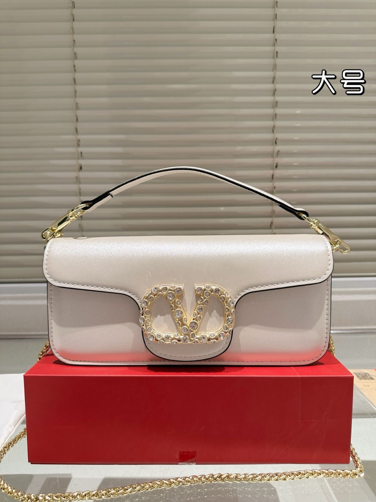 関税送料込み- VALENTINO VLOGO LOCO ショルダーバッグ 今日特価】Valentino Loco ショルダーバッグ 送料無料 割引価格