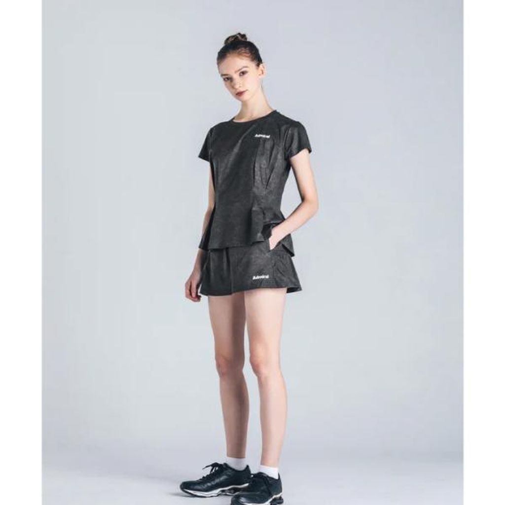 送料無料も！ ADMIRAL レディース キルトプリントペプラムフ TEE ATLA441-018 2025FW チャコール 吸水速乾 アドミラル WOMEN 【特売セール】