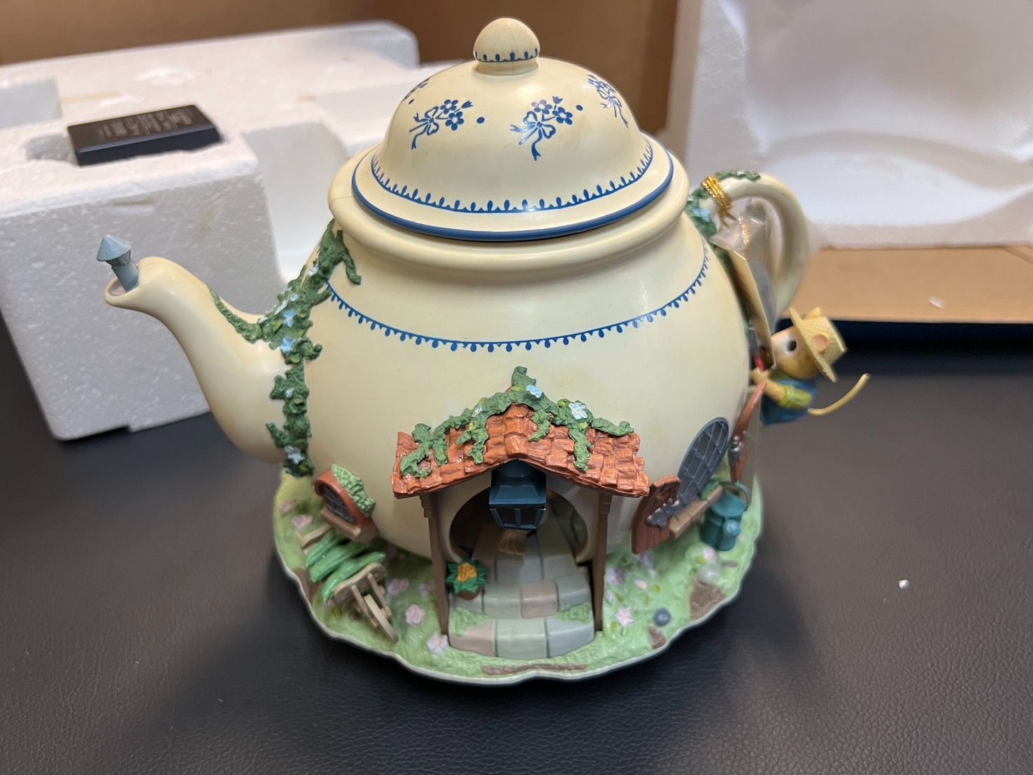 代引き手数料無料 Enesco Teapot Bungalow “Whiskerflick Family” ミュージカル オルゴール