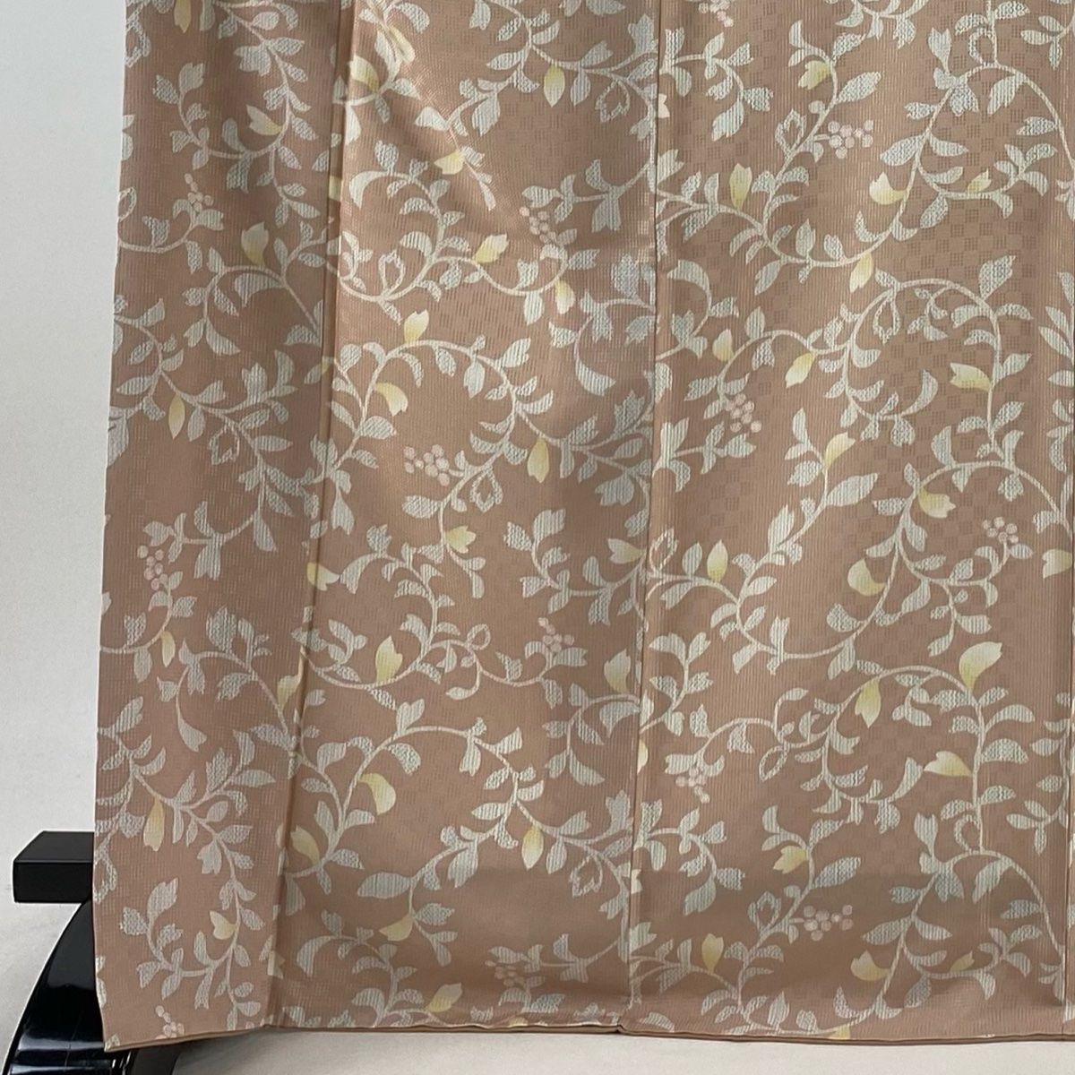 背景のある 小紋 身丈170.5cm 裄丈69.5cm L 袷 葉と実 ピンクベージュ 正絹