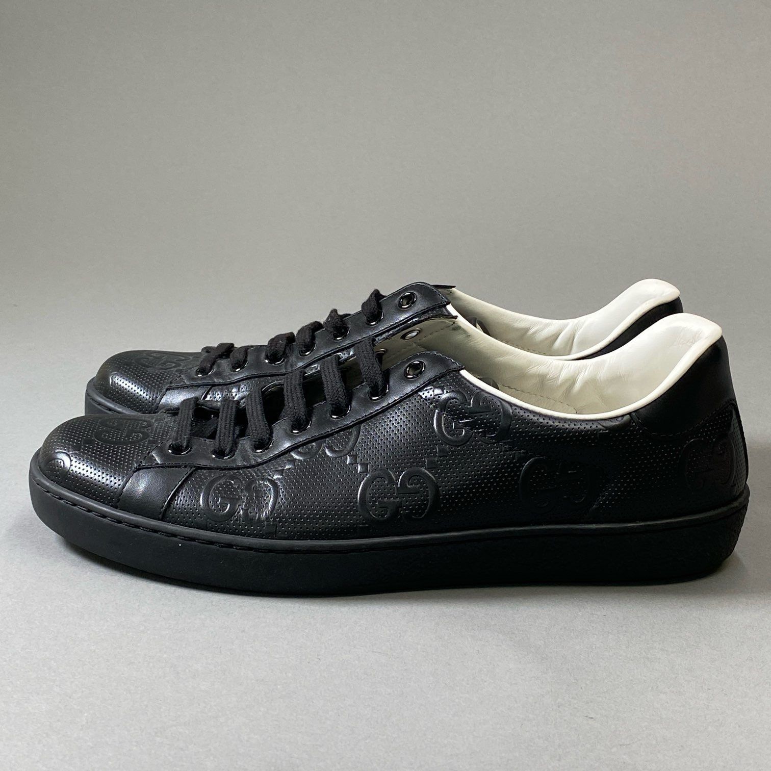 4i30 《美品》 GUCCI グッチ GGエンボス レザースニーカー ローカット 