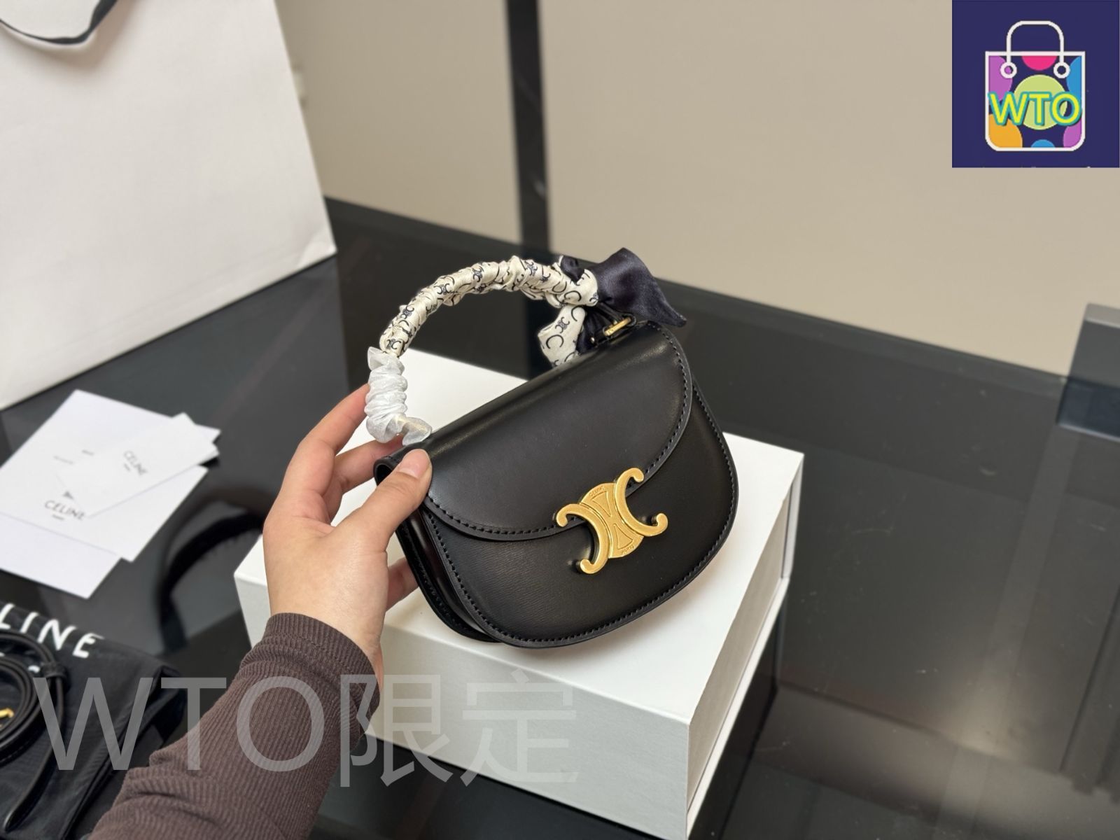 【スマートでコンパクト☆】CELINE ハンドバック 今日特価】Celine Besace Triomphe カワイイハンドバッグ-WTO