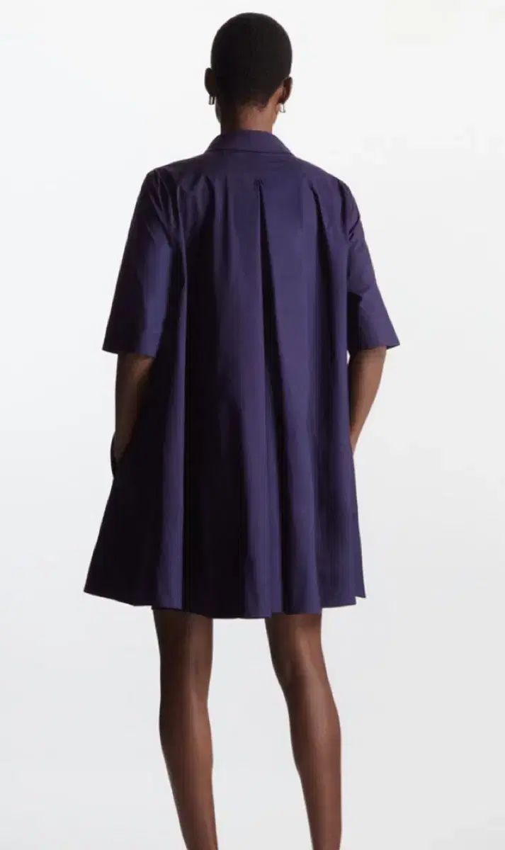 2025年の新作が登場。  COS コス Aライン ポプリン ミディ シャツ ドレス