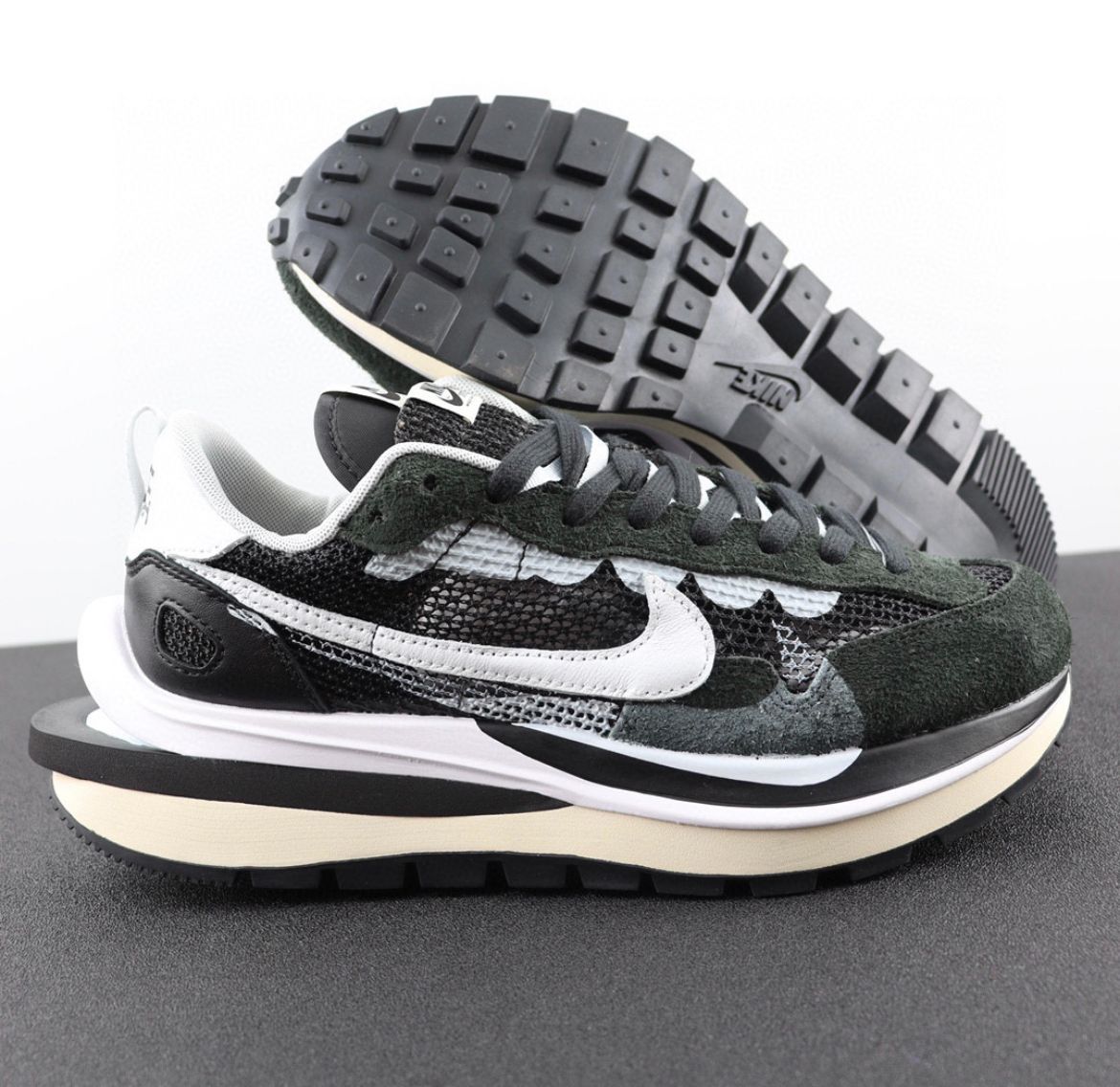 Sacai x Nike VaporWaffle black and white 男女兼用 黒 ^^！