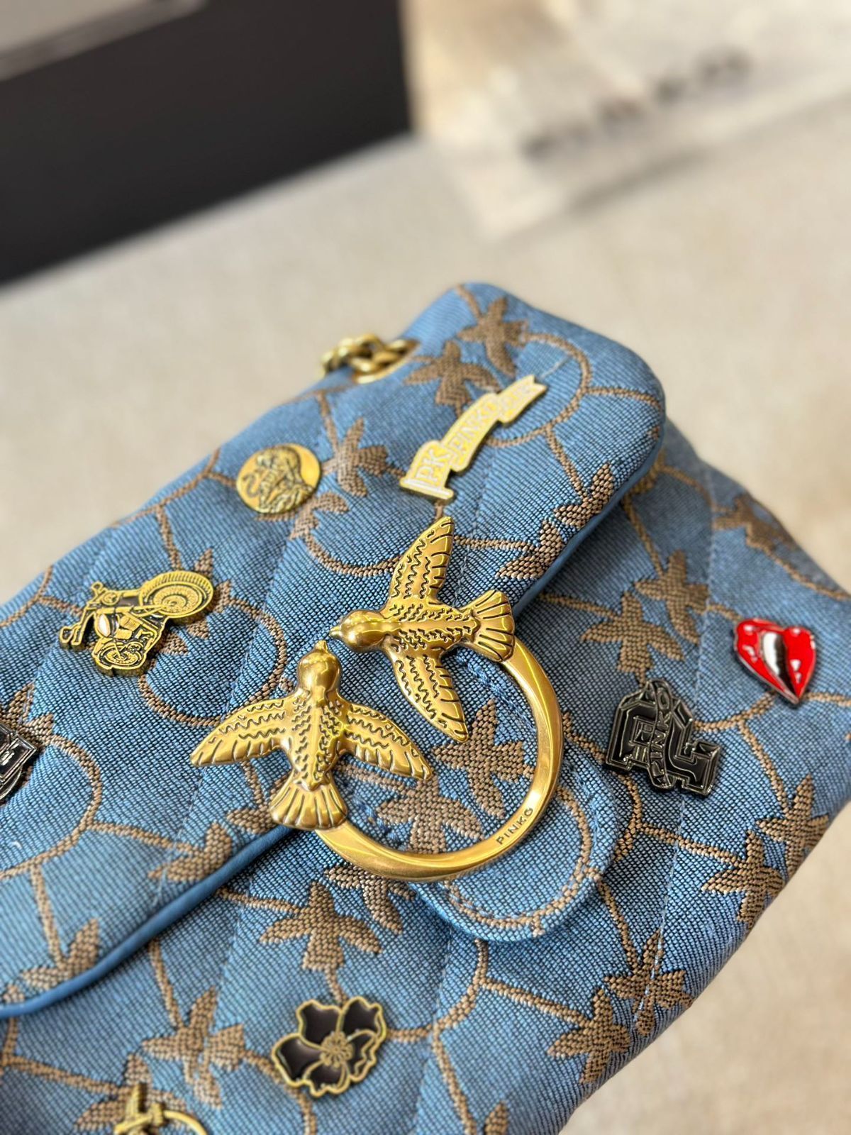 今日 PINKO デニムバッジバッグ 送料無料 在庫 セール価格