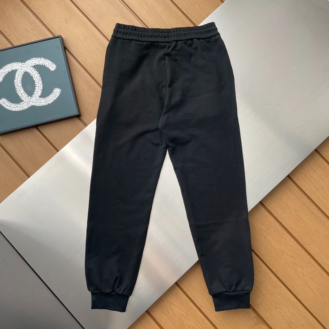 LOEWE 黒 レザー風パンツ ロゴ刺繍　並行輸入 LOWEW ?? ロエベ の新モデルのロゴ刺繍入り 男性用セーター