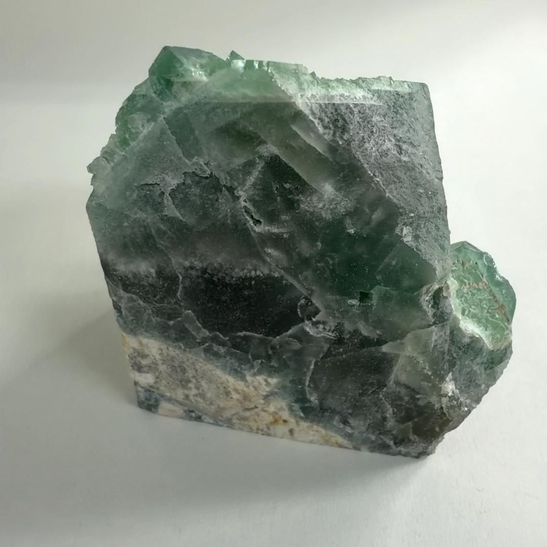 絶対大特恵！ E31614 強い蛍光 マダガスカル産 蛍石 クラスター フローライト 蛍光鉱物 天然石 鉱物 原石 パワーストーン 直接引き取り限定